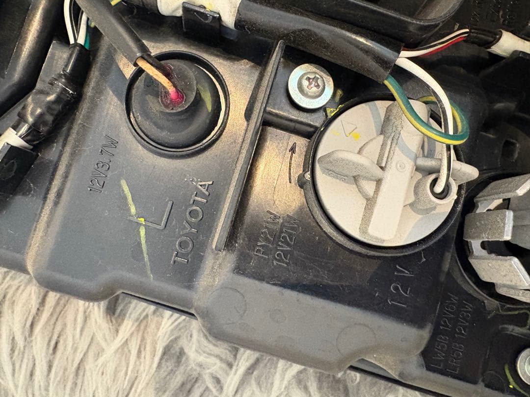 純正　Hilux テールランプ 左のみ　GUN125