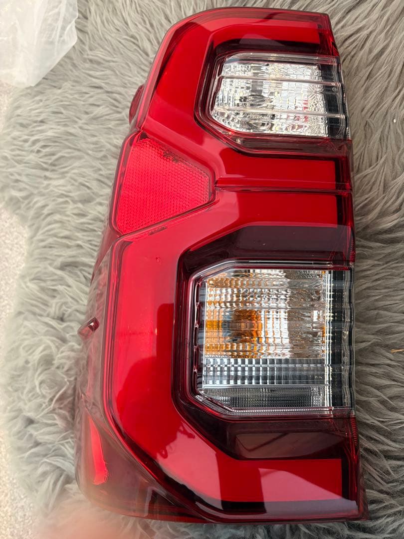 純正　Hilux テールランプ 左のみ　GUN125