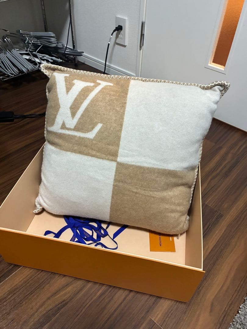ルイ・ヴィトン モノグラム ロゴ クッション ベージュ ホワイト 新品開封のみ