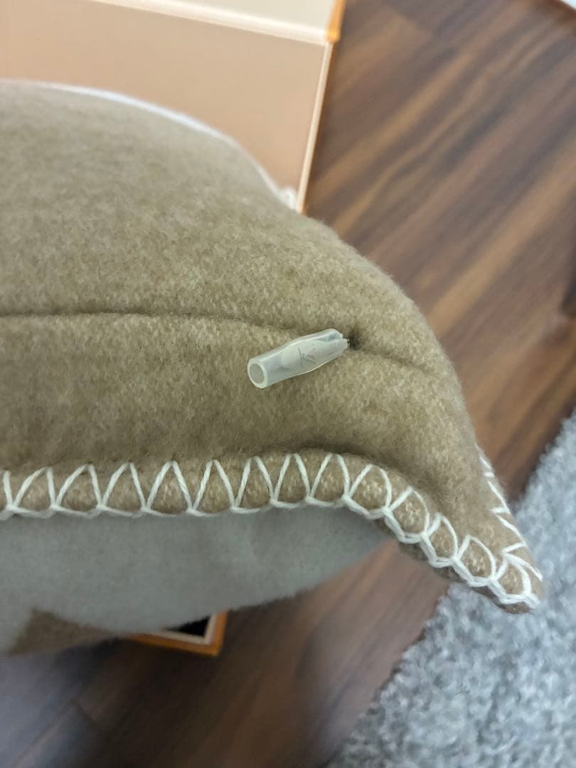 ルイ・ヴィトン モノグラム ロゴ クッション ベージュ ホワイト 新品開封のみ