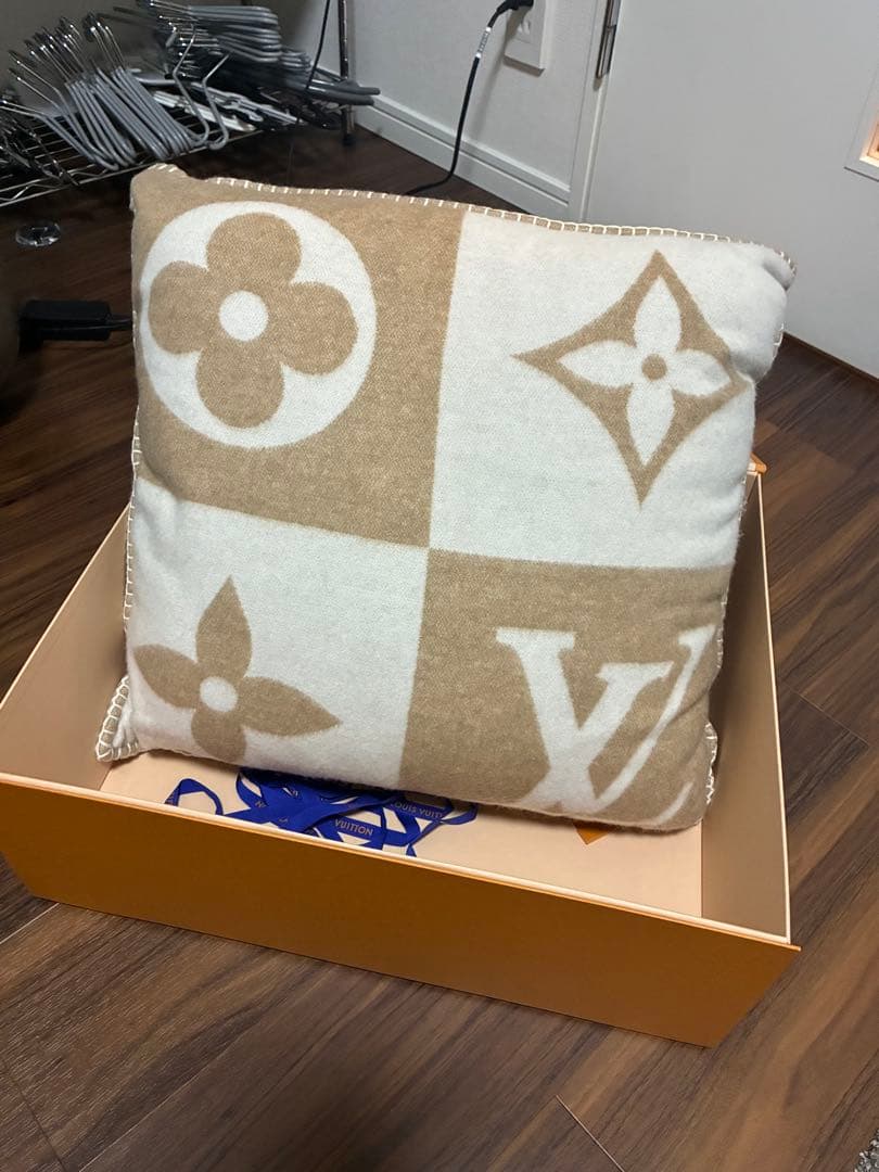 ルイ・ヴィトン モノグラム ロゴ クッション ベージュ ホワイト 新品開封のみ