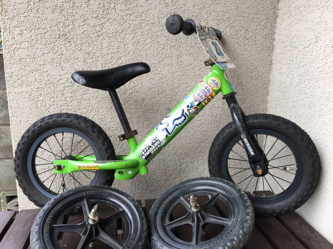 ストライダー本体、カスタムチューブタイヤ　純正タイヤ付属