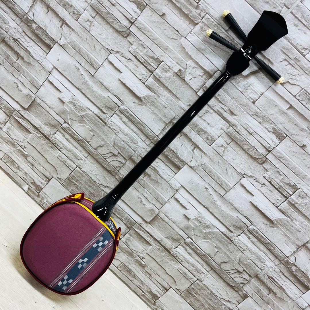 美品 沖縄 三線 オシャレ デザイン張り 布張り？ 人工皮？
