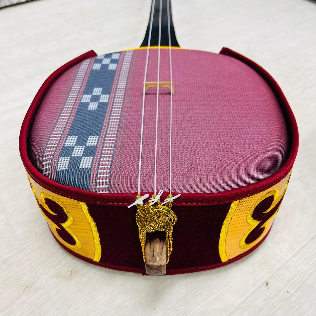 美品 沖縄 三線 オシャレ デザイン張り 布張り？ 人工皮？