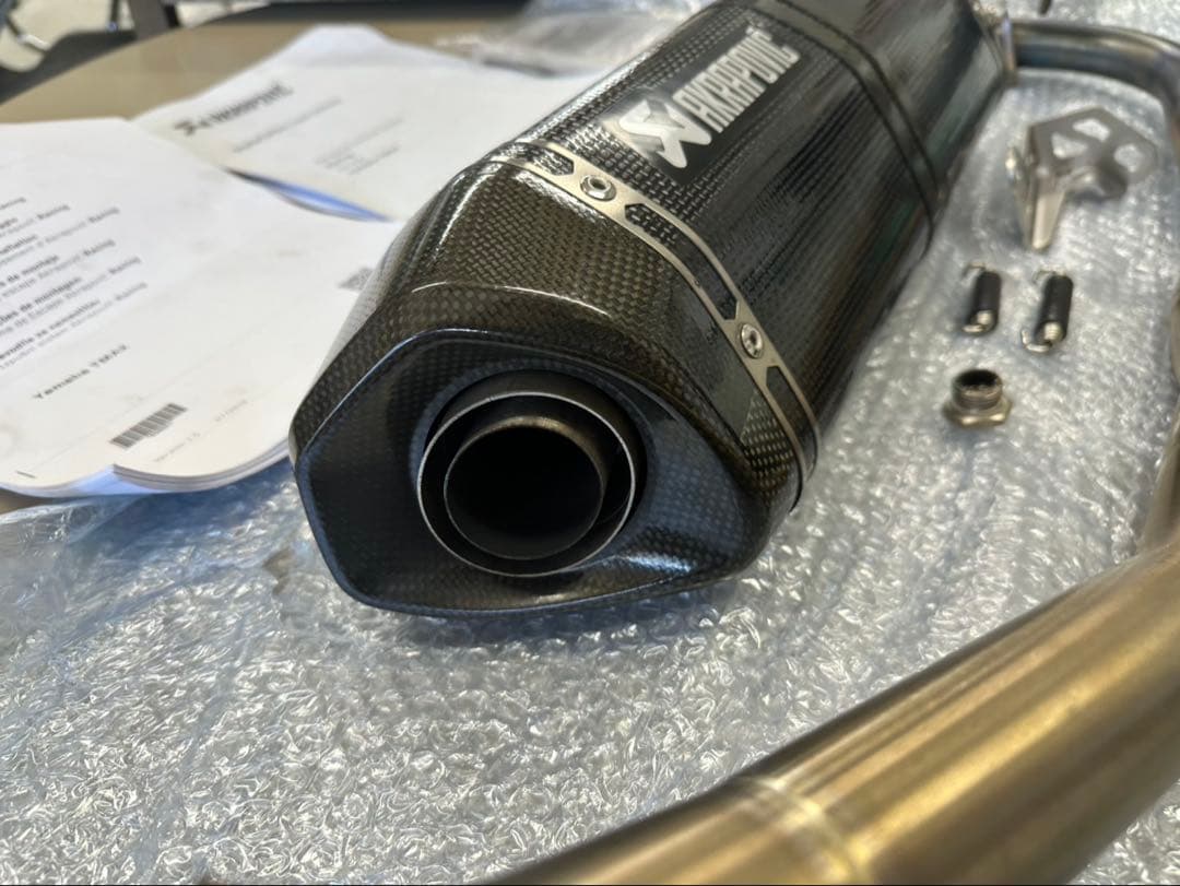 Akrapovic カーボンファイバー マフラー本体