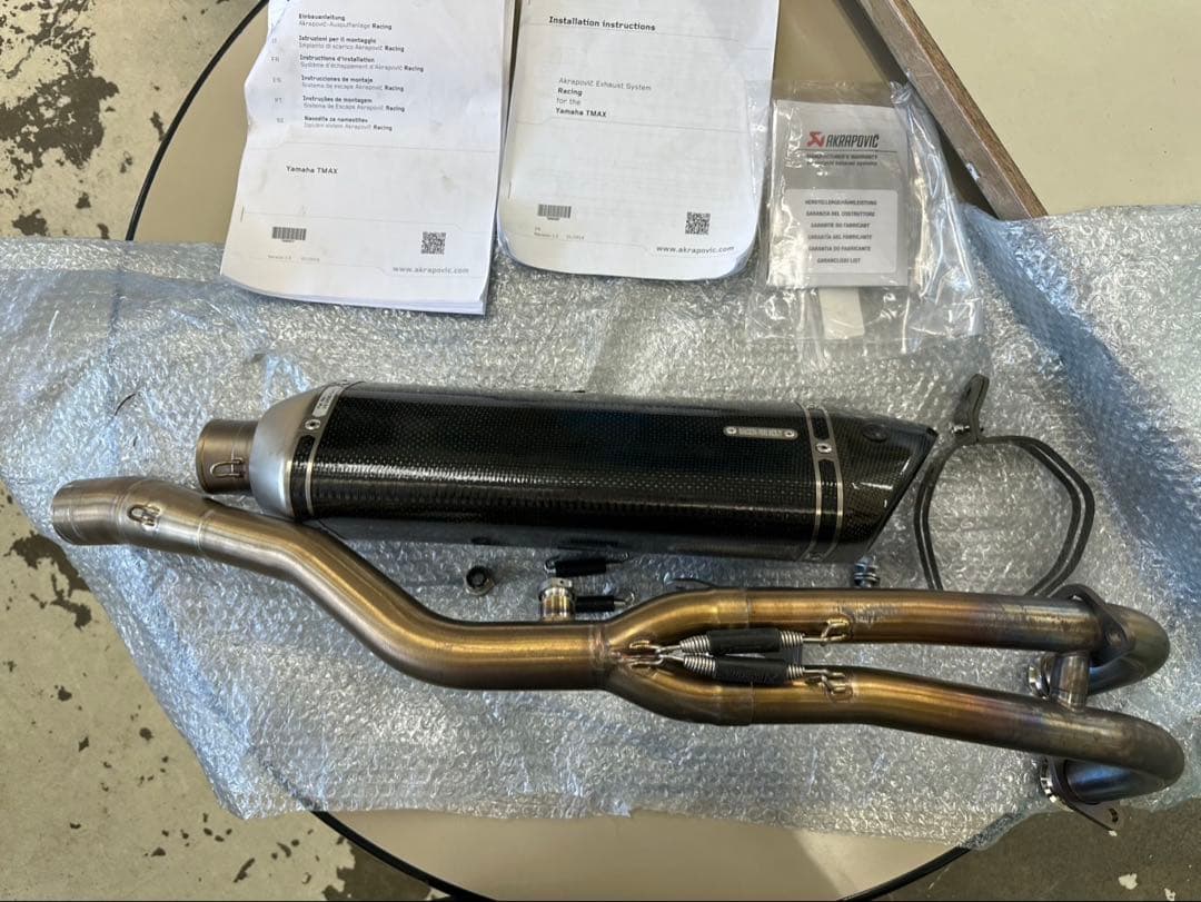 Akrapovic カーボンファイバー マフラー本体