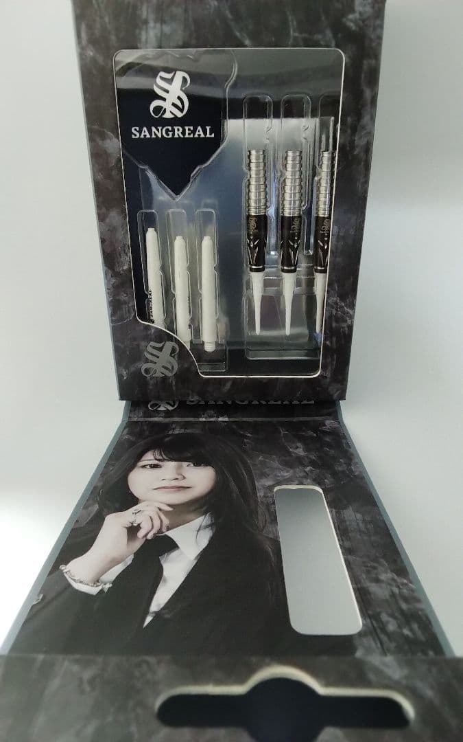 こ*め様 サングリアル!坂口優希恵!極美品!新品同品!付録未開封!ダーツセット