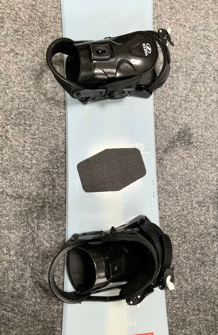 良品　SALOMON スノーボード 144cm バインディング付