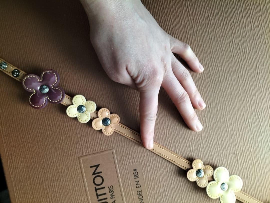 未使用ルイ・ヴィトン花モチーフ レザー バングル