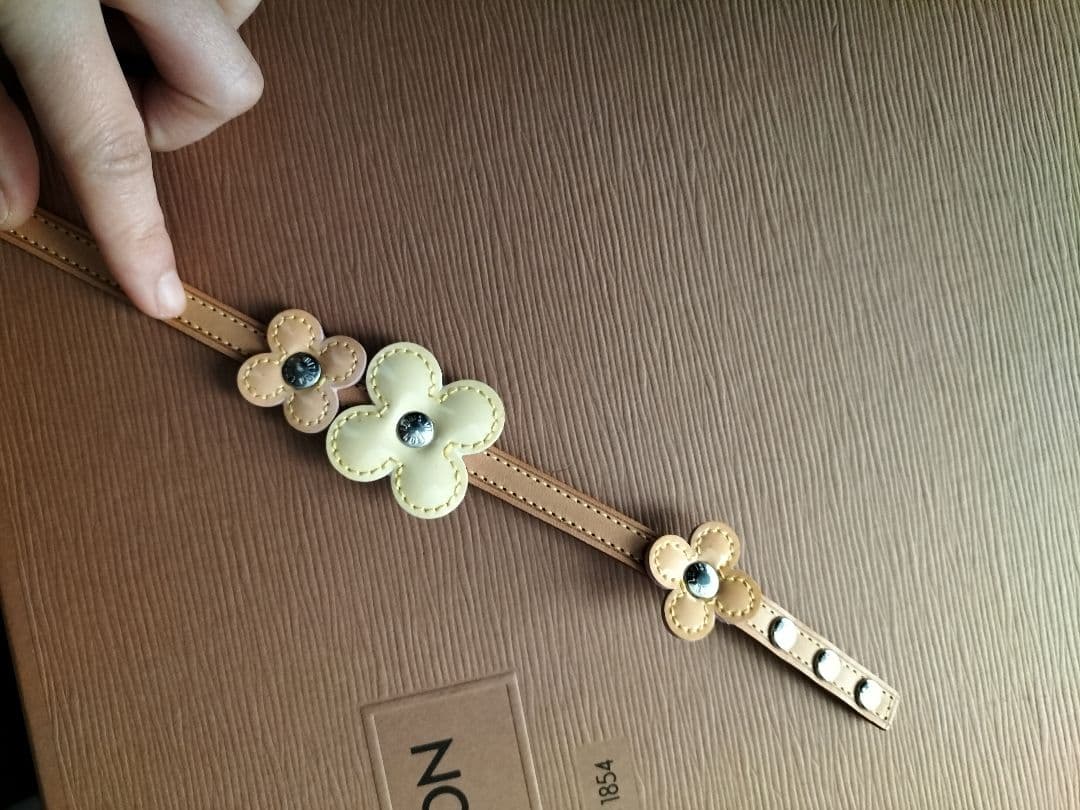 未使用ルイ・ヴィトン花モチーフ レザー バングル