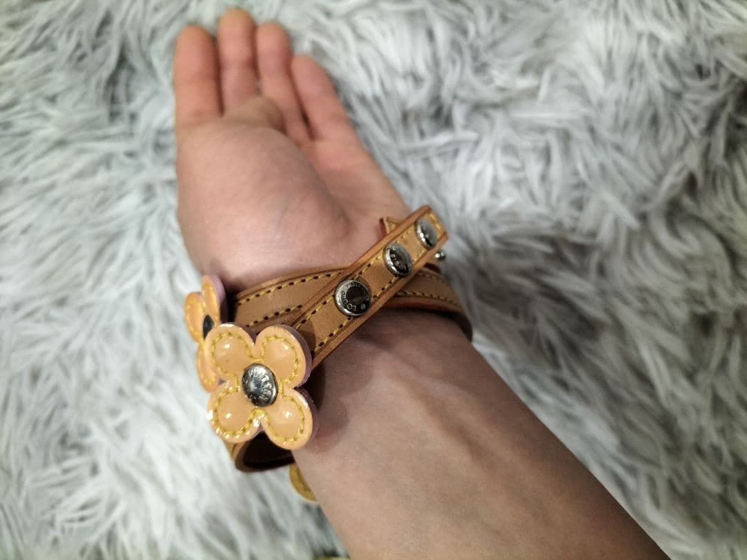 未使用ルイ・ヴィトン花モチーフ レザー バングル