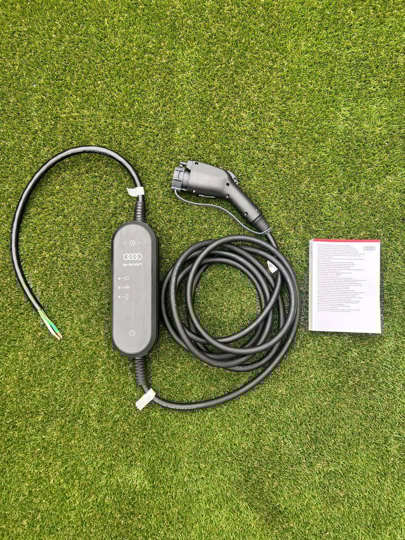 Audi e-tron 充電ケーブル 8kw