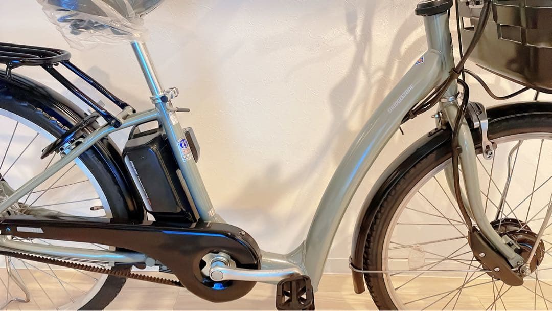 ブリヂストンの電動アシスト自転車、26インチ、ターコイズ。