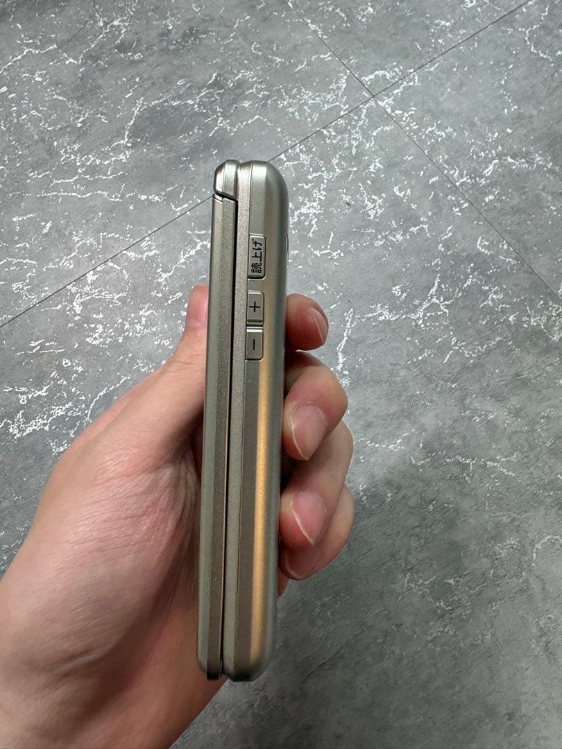 かんたんケータイライト　KYF43 シャンパンゴールド　おまけ付き