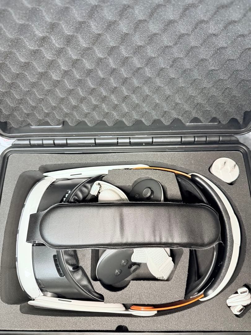 【特注ケース・周辺機器付き・美品】 Quest 3