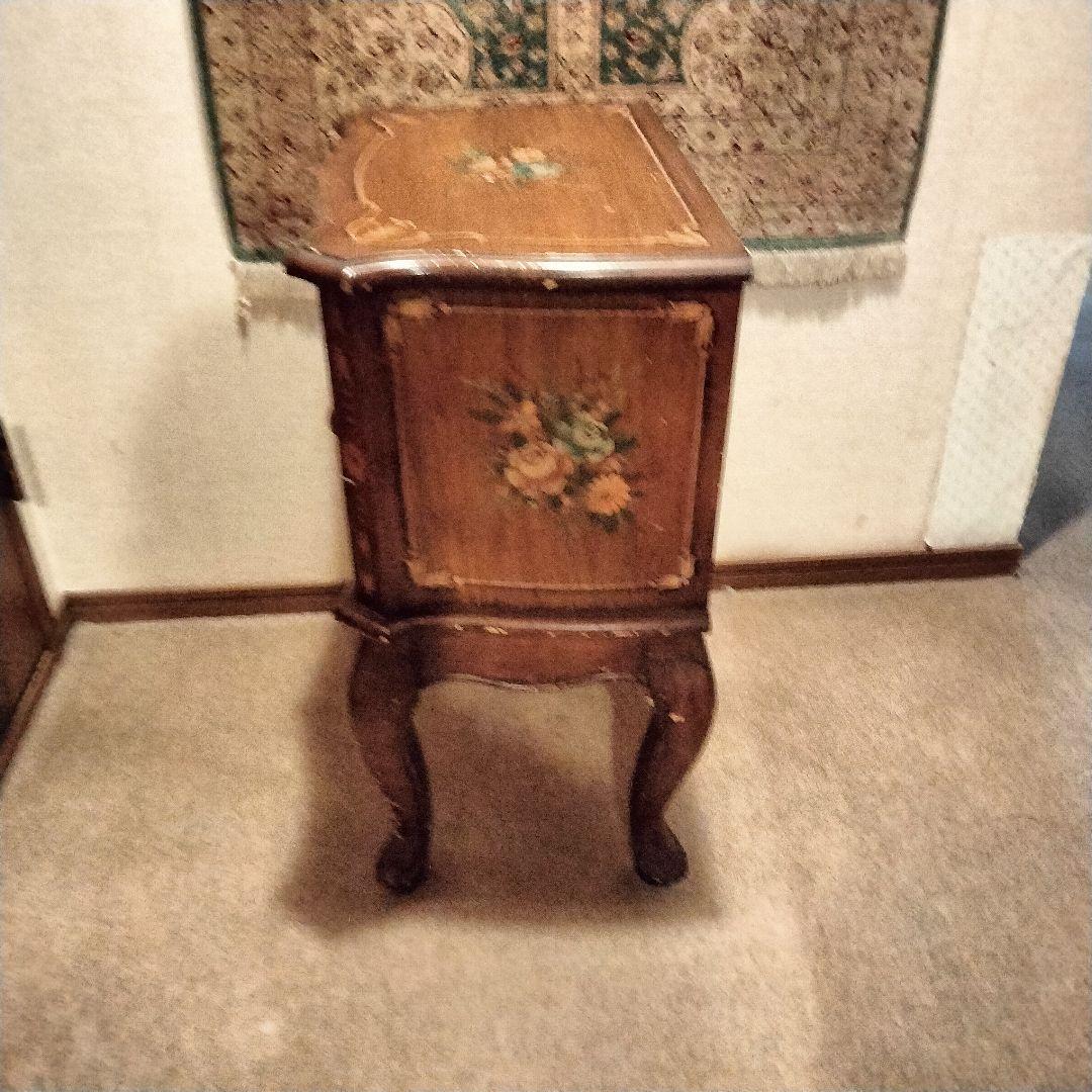 ヨーロッパアンティーク花柄ペイントの木製サイドテーブルチェスト