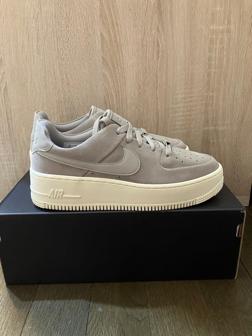 NIKE エアフォース1 セージ　LOW ウィメンズ25cm グレー　厚底