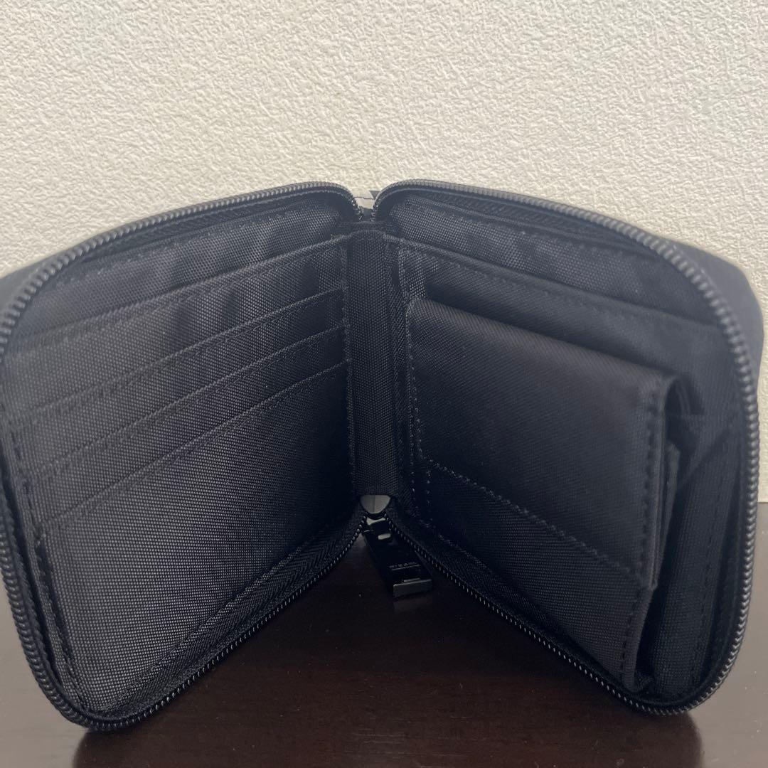 DIESELのロゴが特徴的なジッパー付き二つ折り財布。