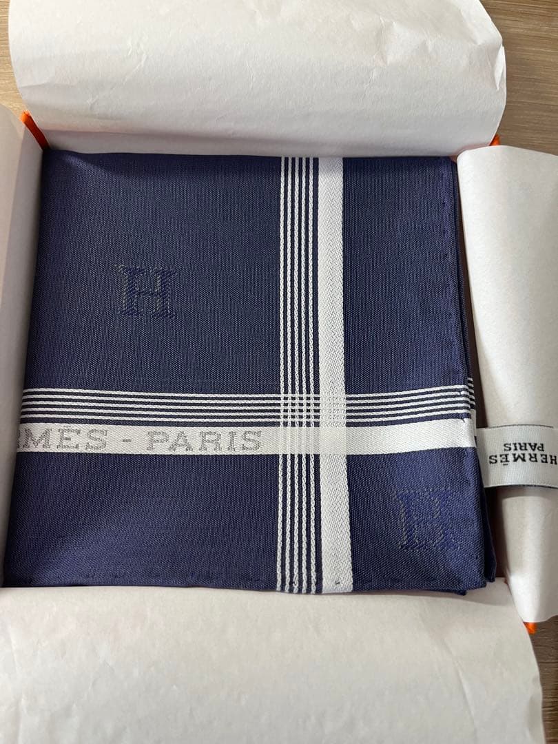[新品未使用・箱付き]HERMES メンズ　ハンカチ