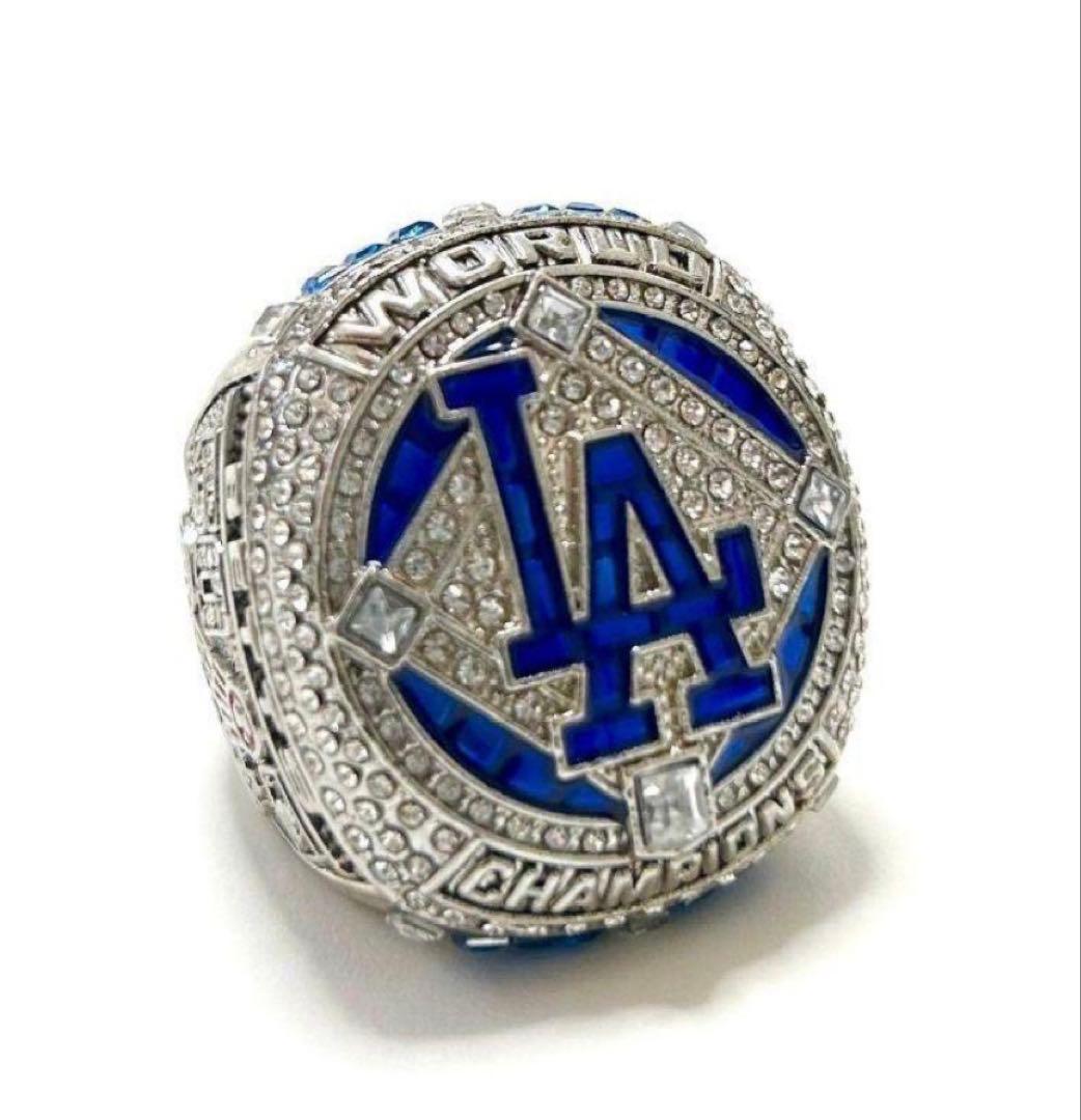 お正月のプレゼントに❗️ドジャース￼大谷記念ボールとチャンピオンリング+生写真