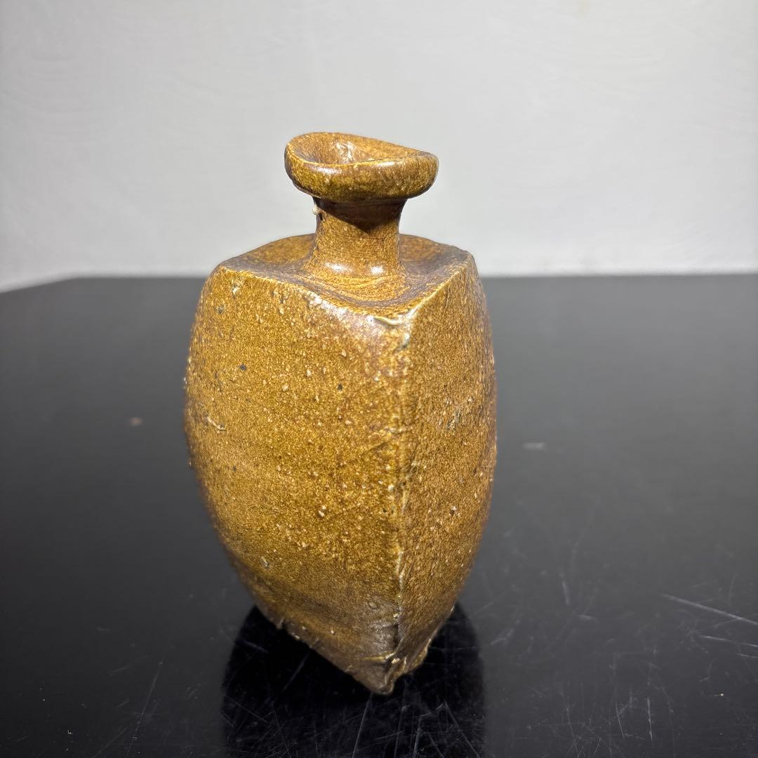 真作　隠崎隆一　三つ足備前徳利　高さ約13.5センチ