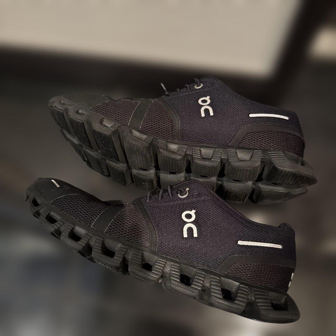 on Cloud 5 7.5 24.5cm ブラック 中古