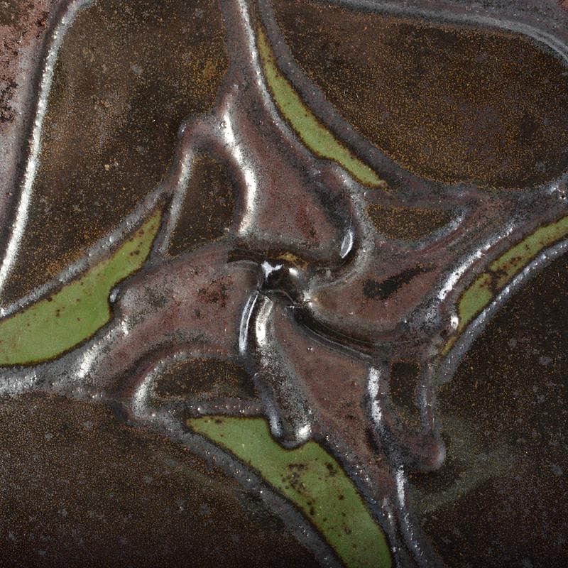 l-wap　河井博次作　鐵飴緑釉筒描皿　飾皿　河井紅苑識箱　V　R6070