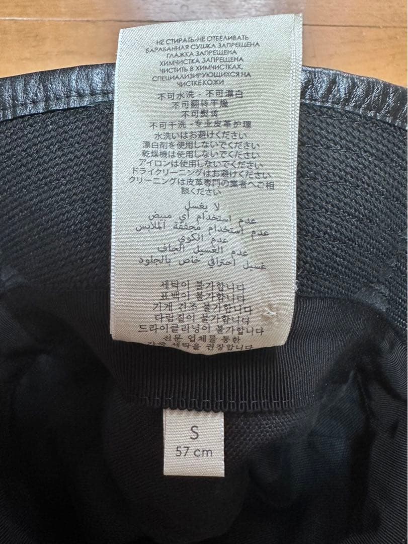 GUCCIのブラックバケットハット、スタイリッシュなデザイン。