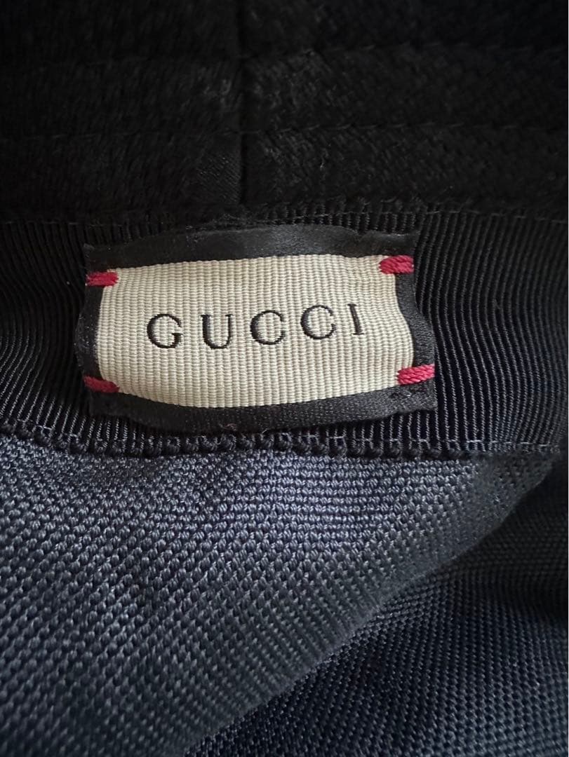 GUCCIのブラックバケットハット、スタイリッシュなデザイン。