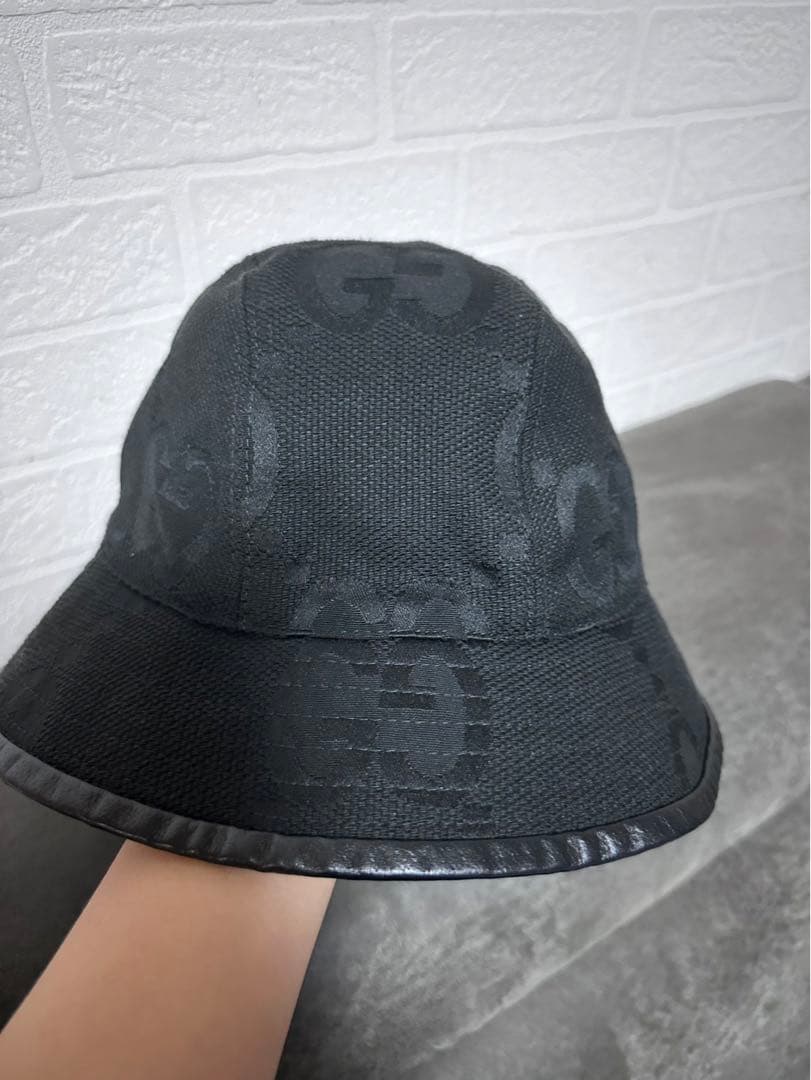 GUCCIのブラックバケットハット、スタイリッシュなデザイン。