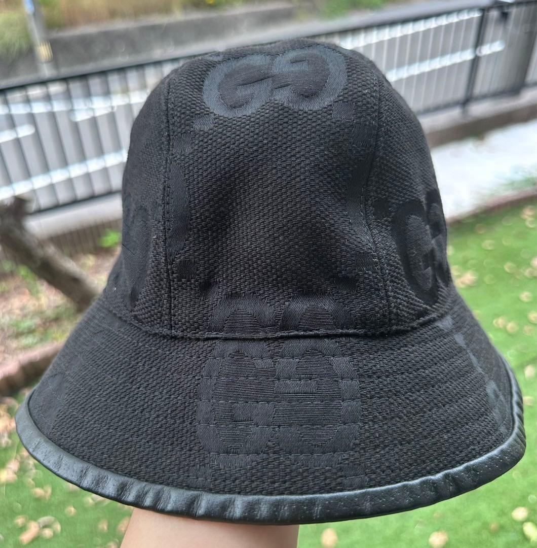 GUCCIのブラックバケットハット、スタイリッシュなデザイン。