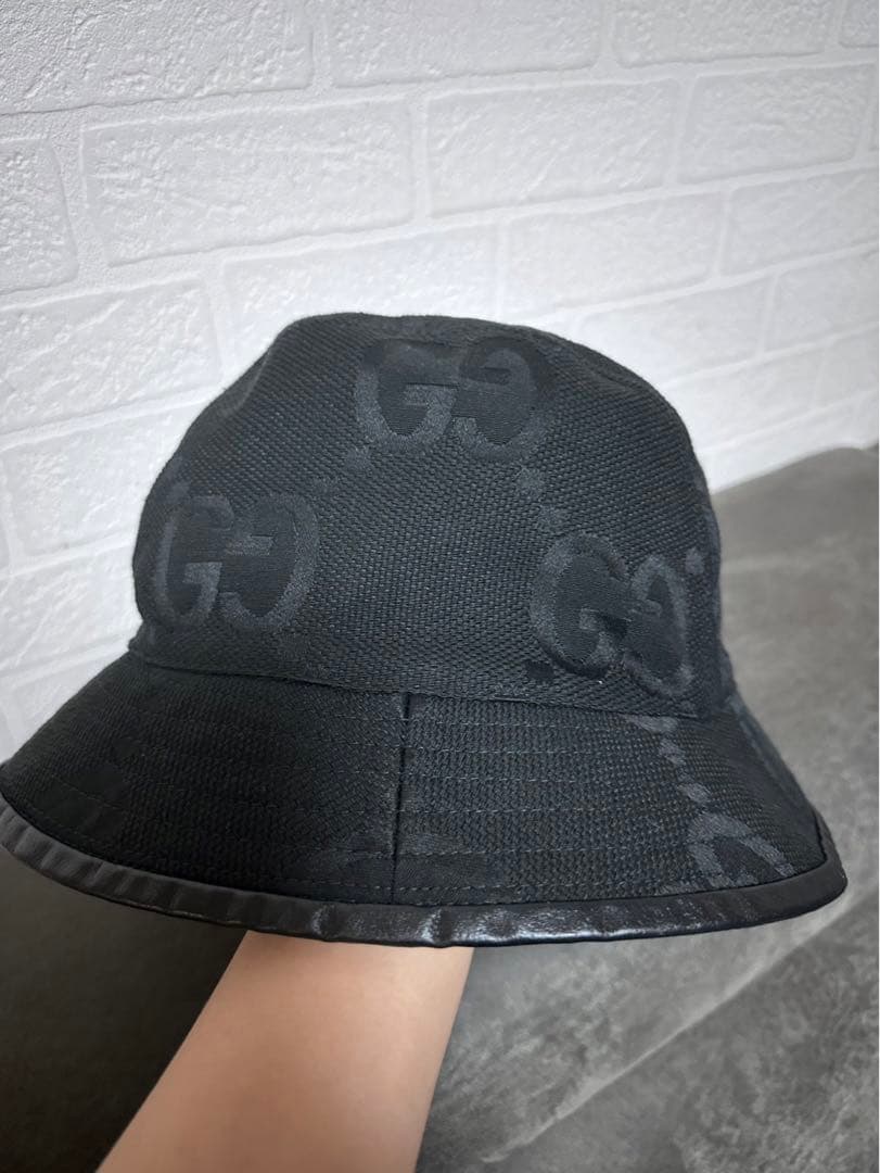 GUCCIのブラックバケットハット、スタイリッシュなデザイン。