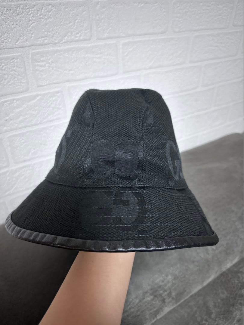 GUCCIのブラックバケットハット、スタイリッシュなデザイン。