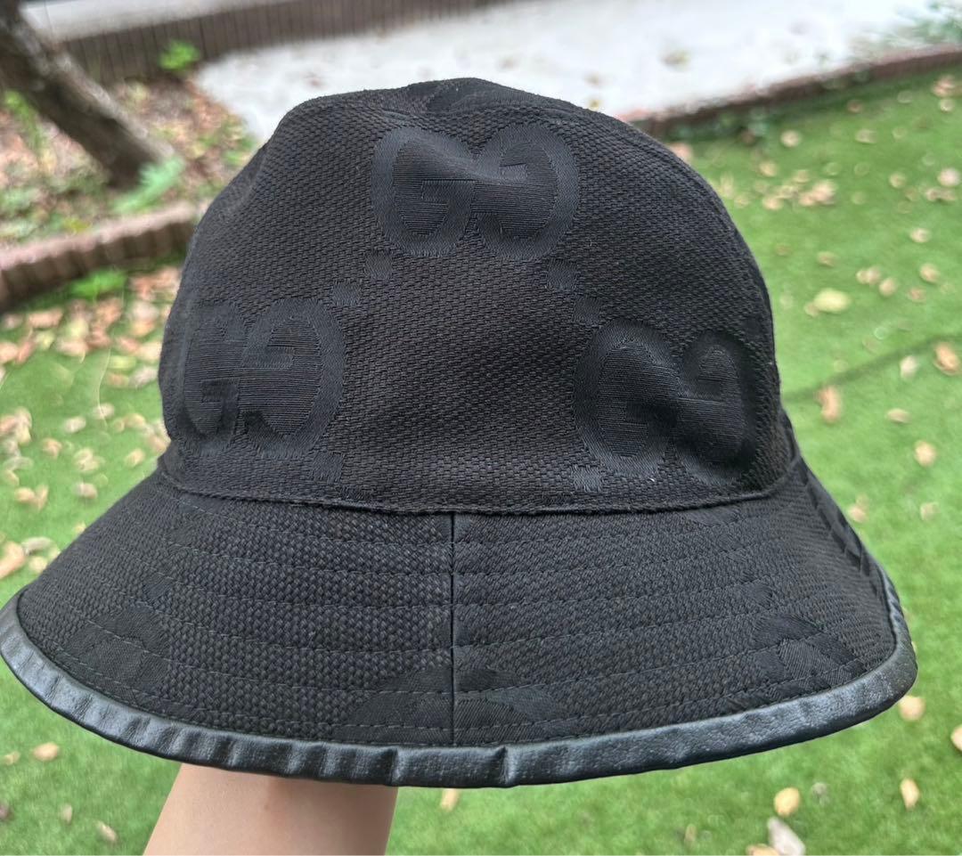 GUCCIのブラックバケットハット、スタイリッシュなデザイン。