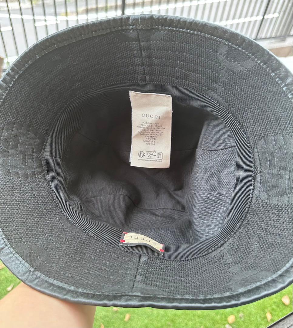 GUCCIのブラックバケットハット、スタイリッシュなデザイン。