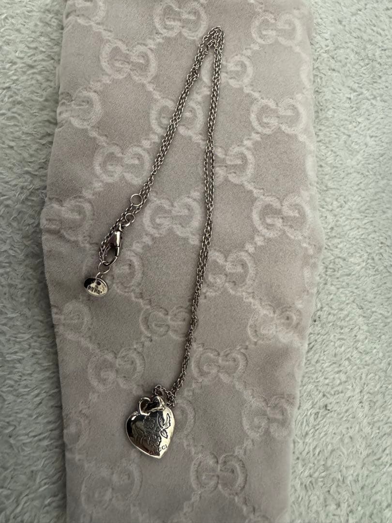 GUCCI ハート型シルバーネックレス