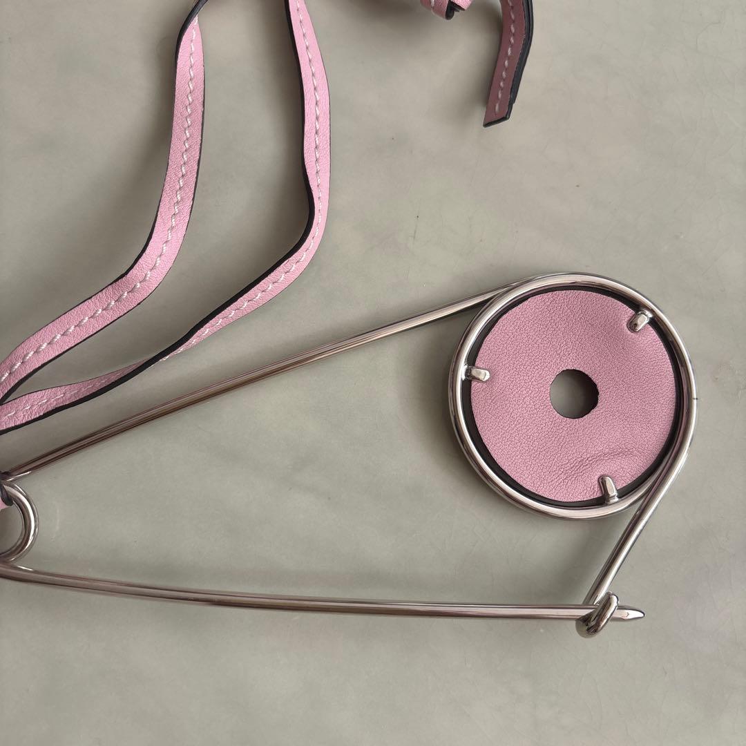 LOEWE ロエベ　ピン型アクセサリー