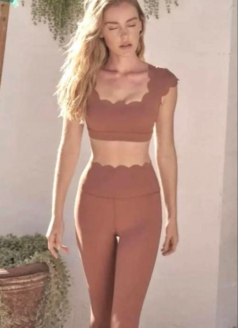 ⭐︎新品未使用⭐︎ヨガウェアセット かわいい　スカラップ ピラティス　ルルレモン