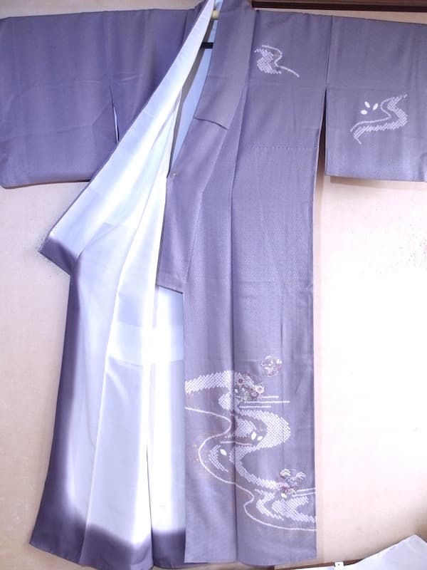 付下げ　絞りと刺繍（流水に菊、菖蒲etc）裄67 背紋なし　正絹美品