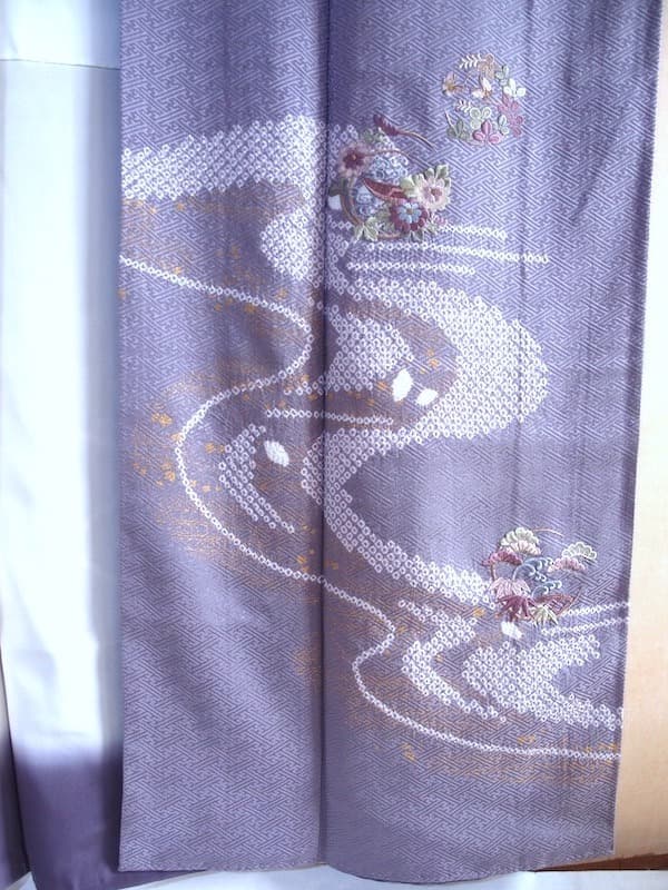 付下げ　絞りと刺繍（流水に菊、菖蒲etc）裄67 背紋なし　正絹美品