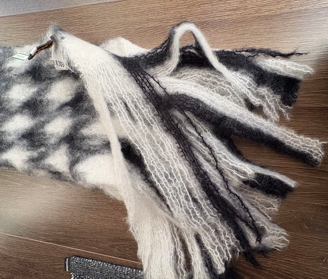 マンタスエスカライ 千鳥格子柄(白×黒)マフラー