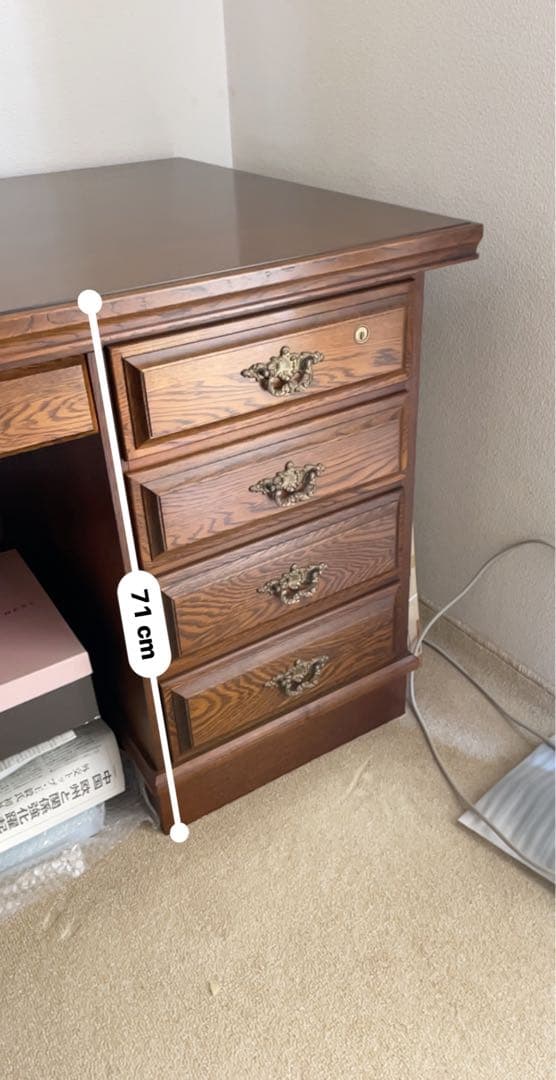 アンティークな勉強机になります。 値段交渉可能です。