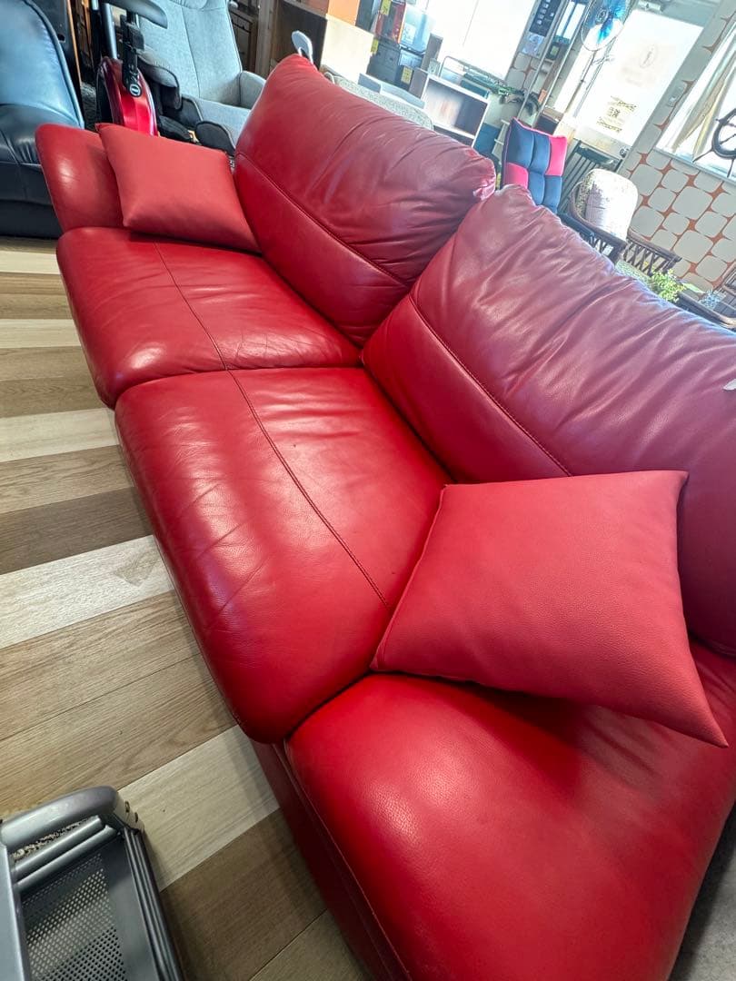 赤いレザー風ソファ 2つのクッション付き