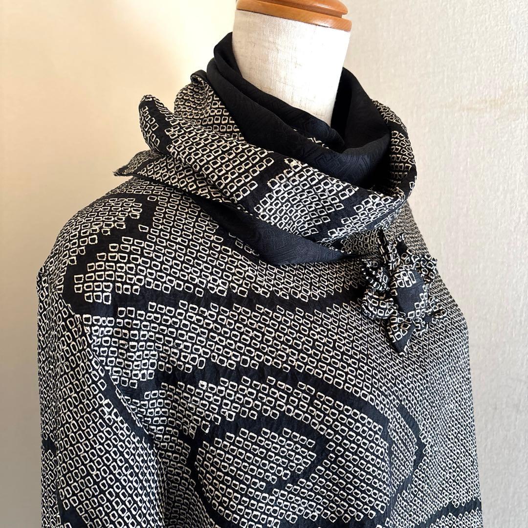 着物リメイクワンピースチュニック　黒ブラック白色総絞り正絹ストール 花ブローチ