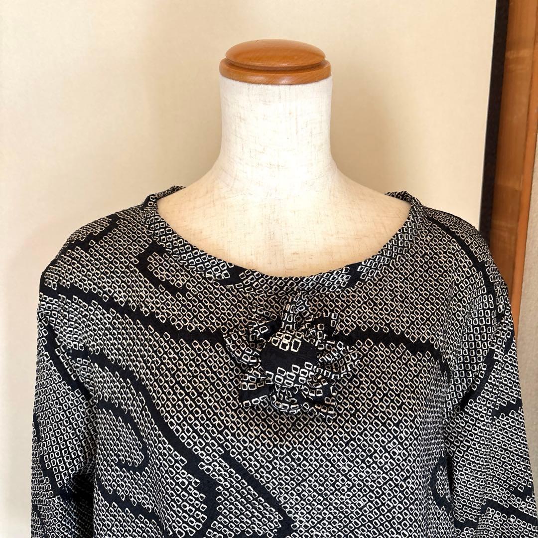 着物リメイクワンピースチュニック　黒ブラック白色総絞り正絹ストール 花ブローチ