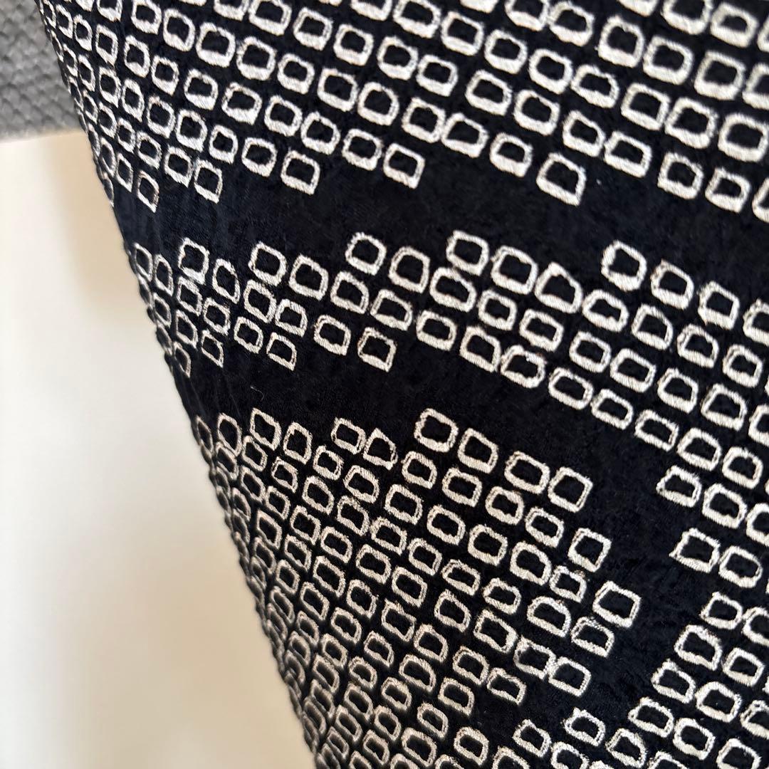 着物リメイクワンピースチュニック　黒ブラック白色総絞り正絹ストール 花ブローチ