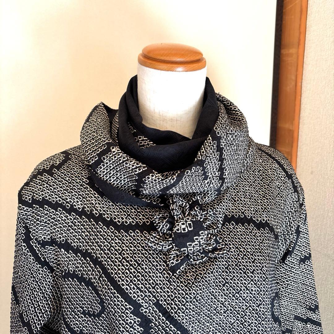 着物リメイクワンピースチュニック　黒ブラック白色総絞り正絹ストール 花ブローチ