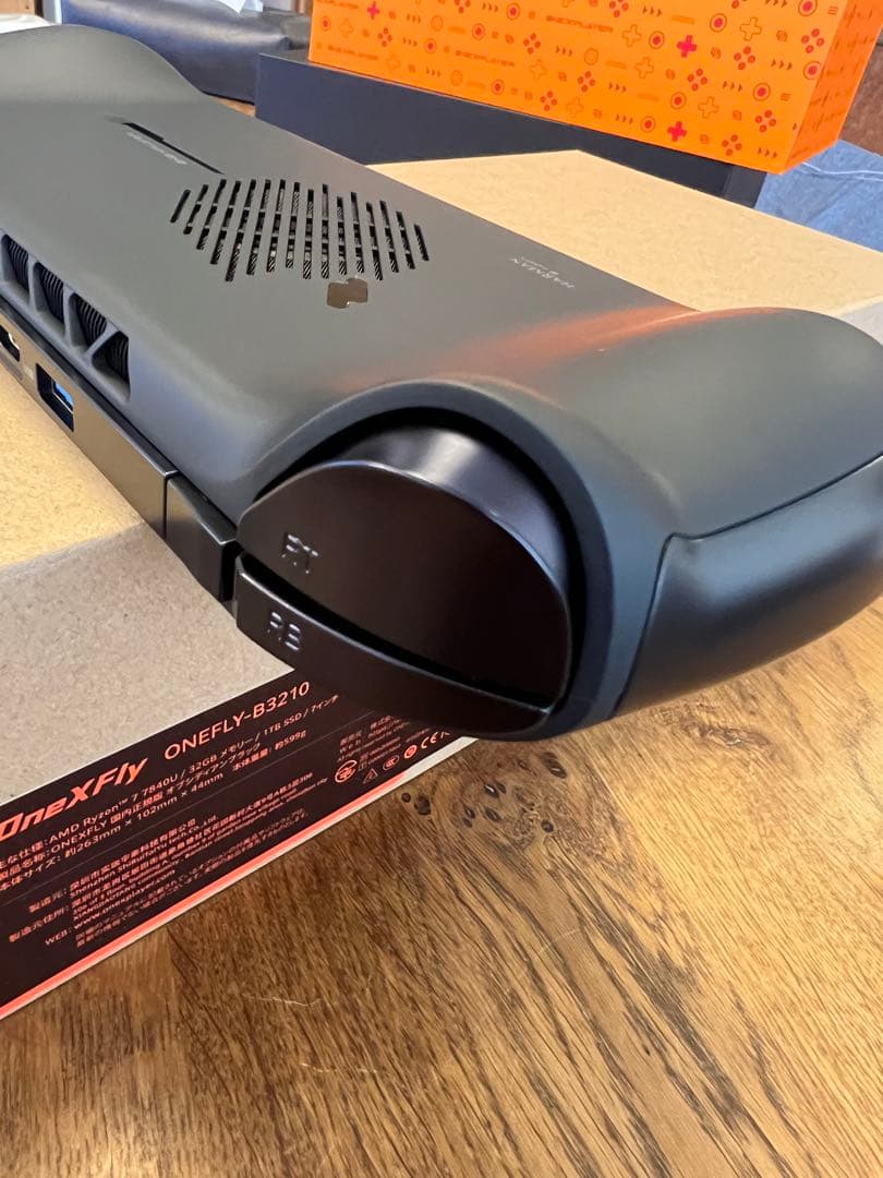 美品 ONEXFLY 国内正規AMDRyzen 7 7840U/32GB/1TB