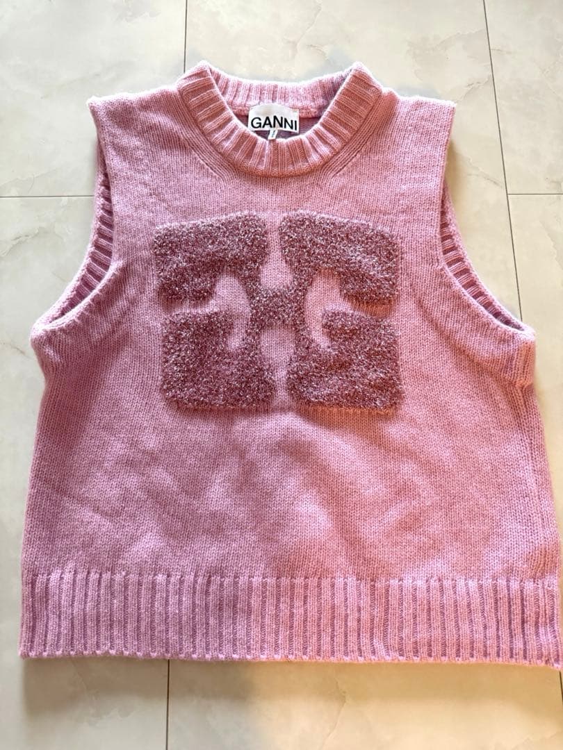 GANNI ピンク ニットベスト ロゴ刺繍