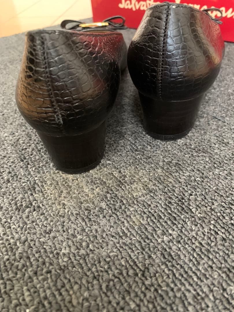 【超美品】Salvatore Ferragamo VARAパンプス ブラック